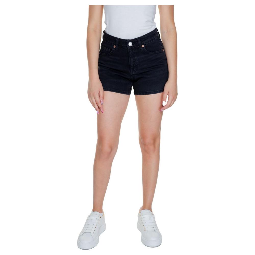 Woman wearing Vero Moda black cotton shorts, spring/summer collection, 99% cotton, 1% elastane. Casual women's shorts fashion.
