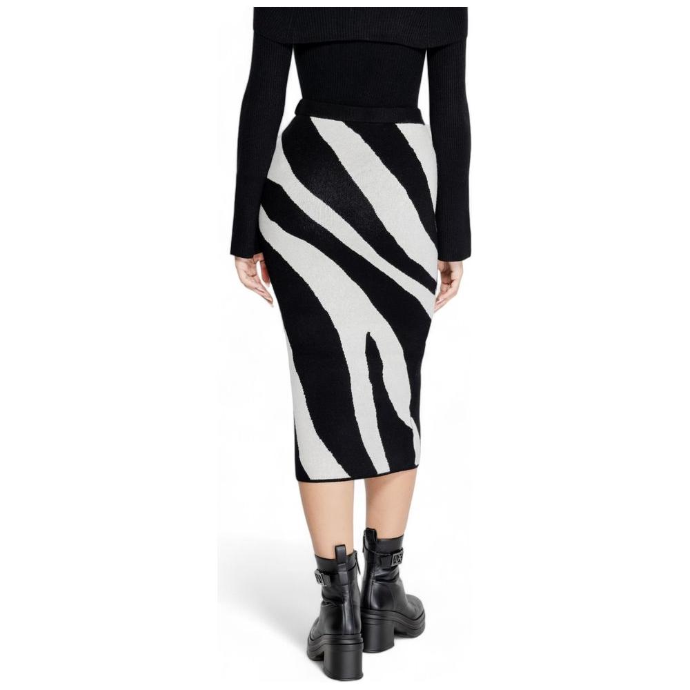 Rear view of a woman wearing a Vero Moda black and white zebra print viscose skirt, fall/winter collection.