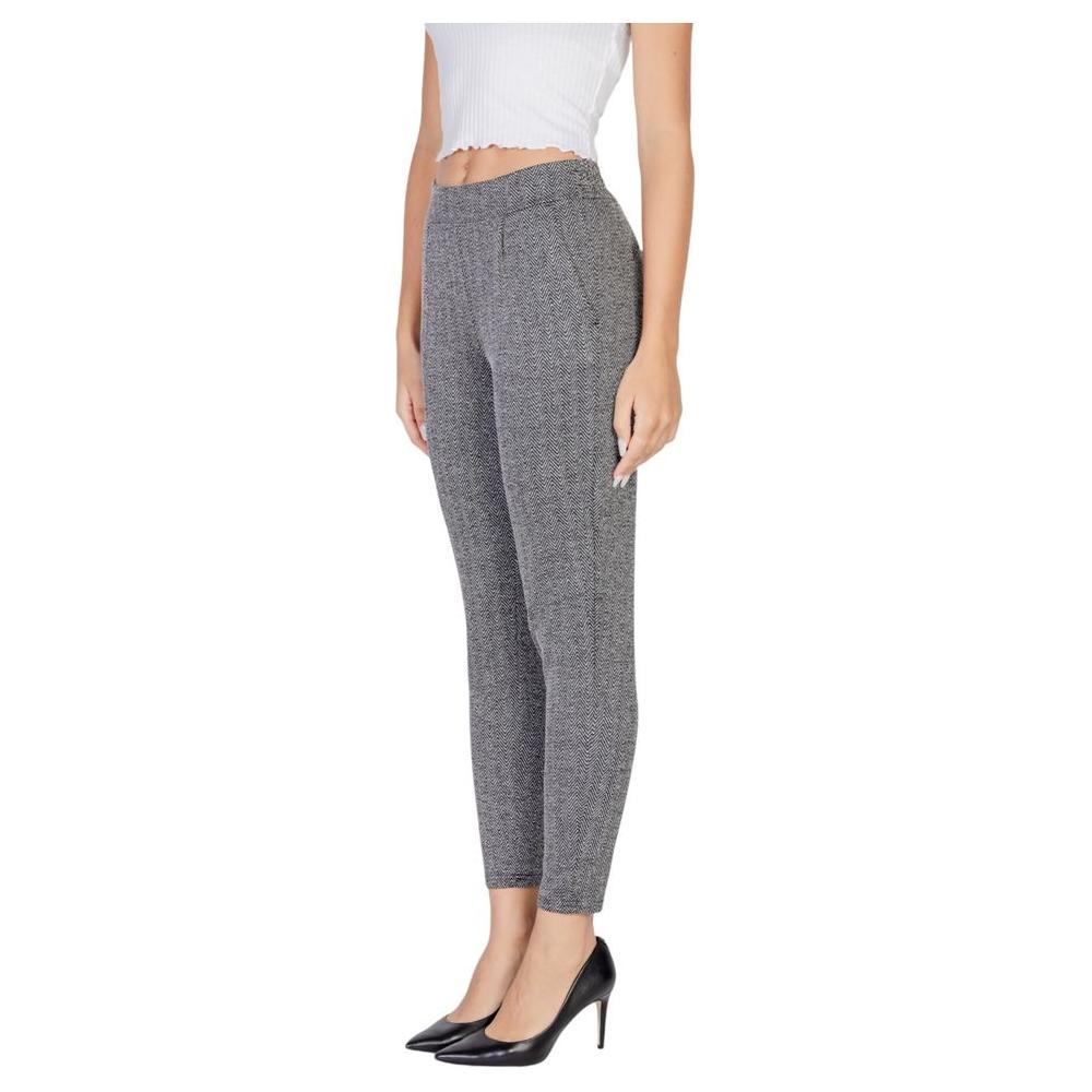 Woman wearing ICHI black polyester pants, part of the Fall/Winter collection, made of 73% polyester, 25% viscose, 2% elastane.
