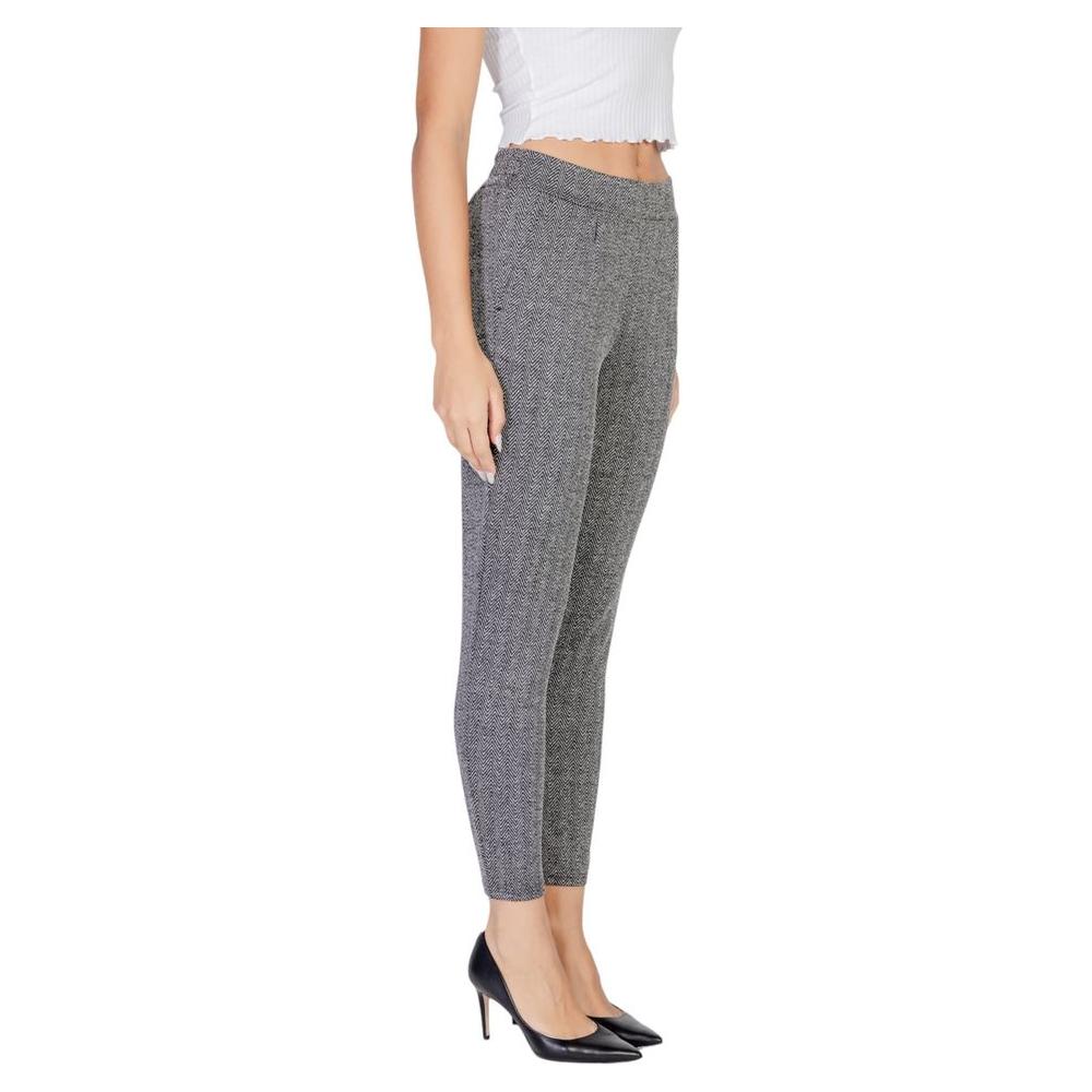 Side view of woman wearing ICHI black polyester jeans, fall/winter collection. Made with 73% polyester, 25% viscose, 2% elastane.