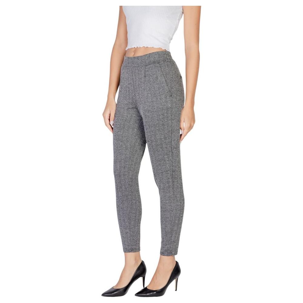 Woman wearing ICHI black polyester jeans, fall-winter collection, made of 73% polyester, 25% viscose, and 2% elastane.