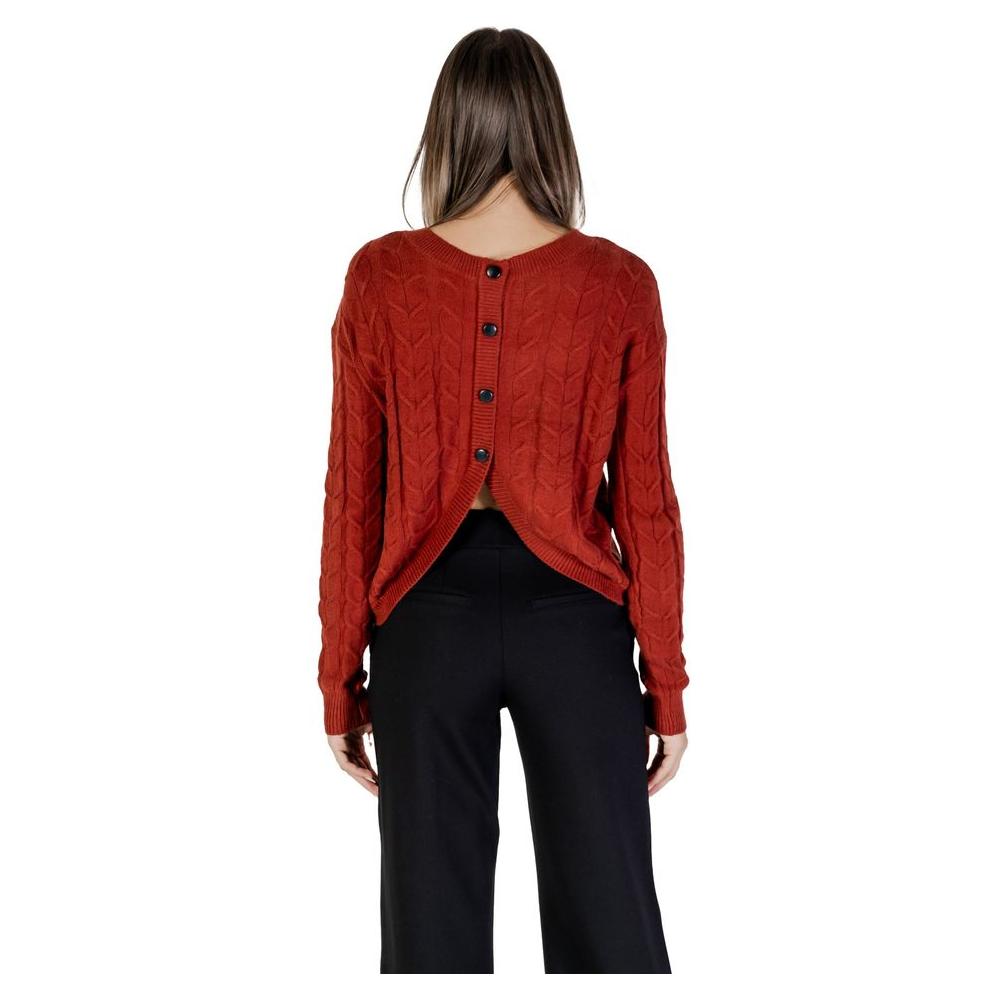 Back view of a woman wearing a Vero Moda red viscose sweater with button-down detail, part of the women's knitwear fall/winter collection.