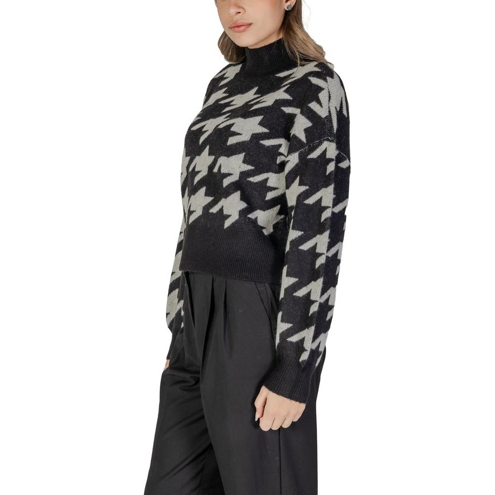 Vero Moda black acrylic sweater, women's houndstooth knitwear for fall/winter, side view