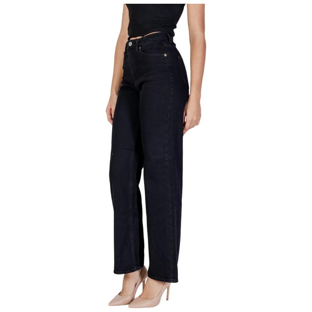 Vero Moda black cotton jeans for women, fall/winter collection, featuring high waist design with recycled cotton blend.
