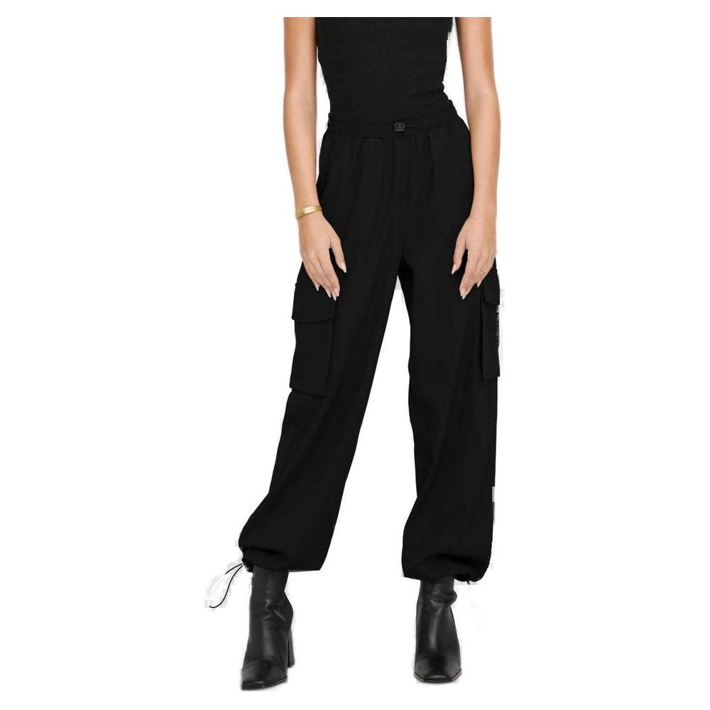 Women's black cotton trousers, spring/summer collection, featuring regular fit and cargo pockets, composed of 70% cotton and 30% polyester.