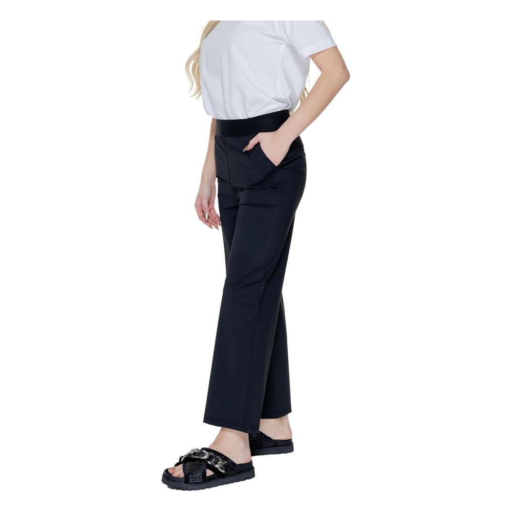 Woman wearing black Street One palazzo pants, spring/summer collection, made of 75% polyamide and 25% elastane.