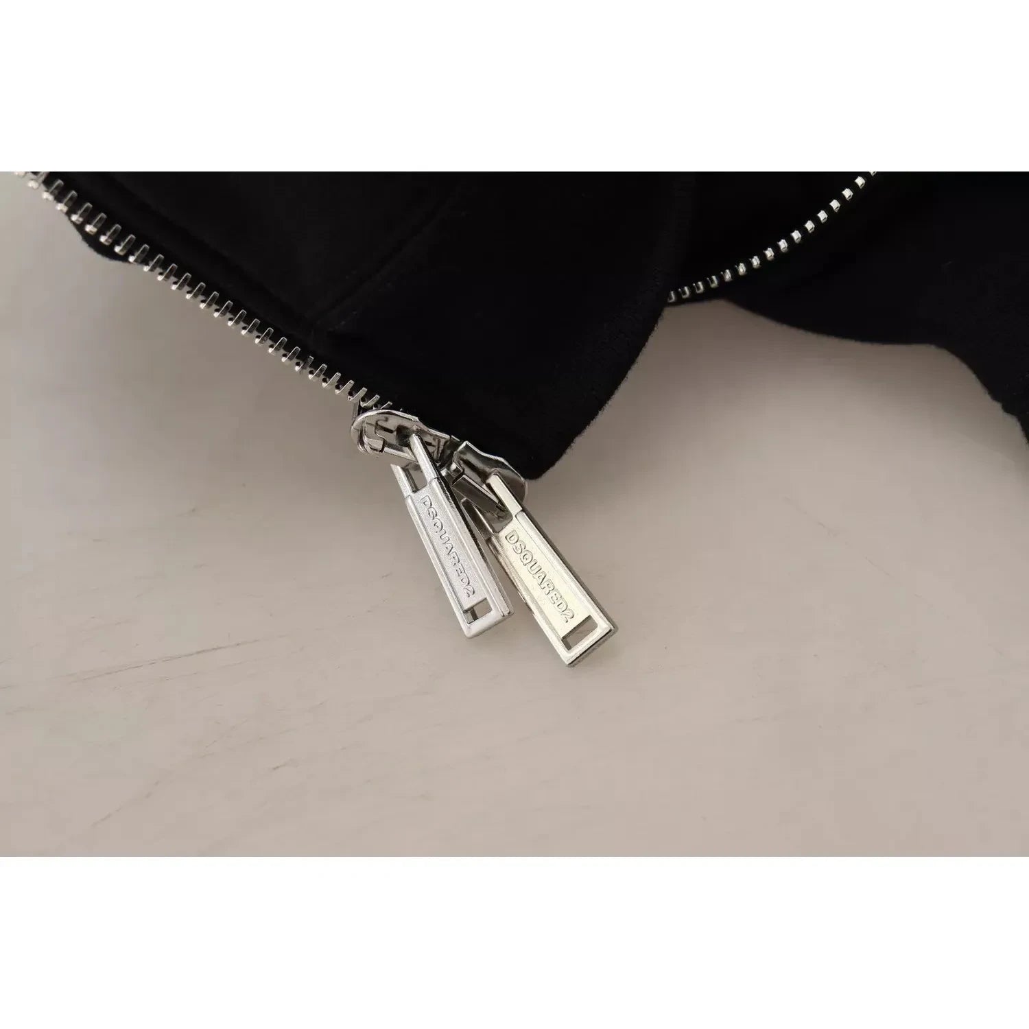 سترة Dsquared² سوداء بغطاء رأس وسحّاب كامل وأكمام مطبوعة