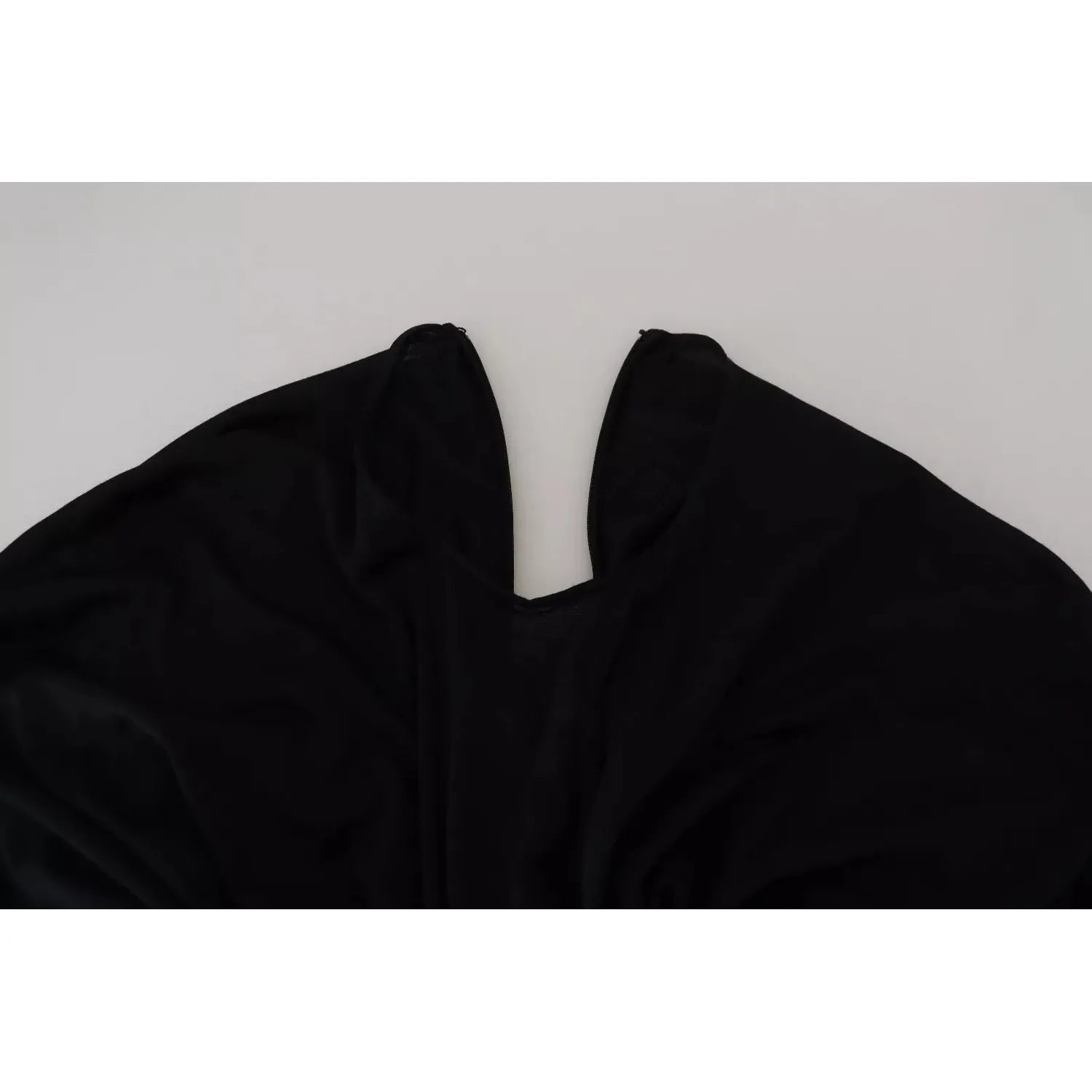 فستان دولتشي آند غابانا متوسط ​​الطول أسود اللون من الصوف