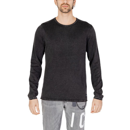 Jack Jones Black Cotton Sweatshirt with long sleeves and crew neck, perfect for casual and refined style, worn by male model.