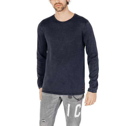 Jack Jones Blue Cotton Sweatshirt shown on male model, long sleeves, crew neck, ideal for casual wear, made from 100% cotton.
