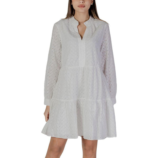 B.Young white cotton dress with eyelet details, perfect for spring and summer. Women’s casual and elegant fashion.