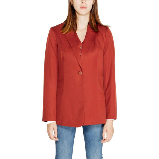 Vero Moda women's red polyester blazer, fall/winter collection, shown on model. Suitable for versatile fashion combinations.