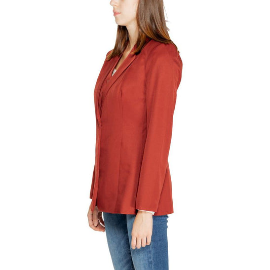 Vero Moda red polyester women's blazer, fall/winter collection, side view.