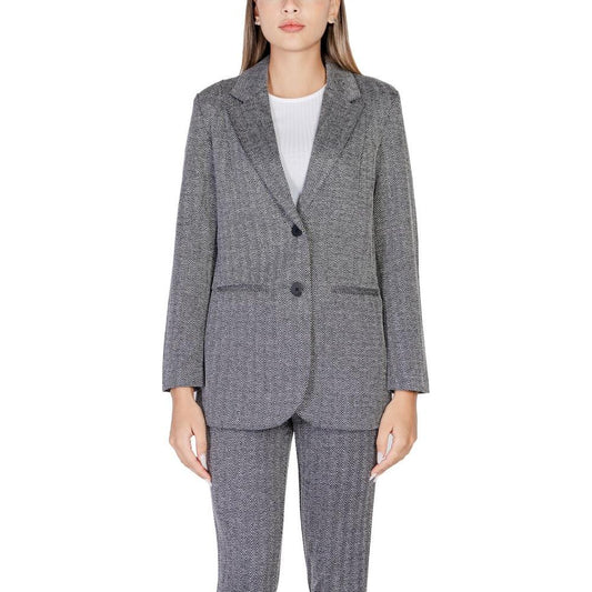 Woman wearing ICHI black polyester blazer, part of the women's fall/winter collection, on a white background.