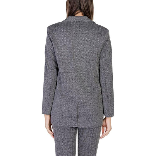 Woman wearing ICHI black polyester blazer, part of fall/winter collection, back view showcasing fabric texture and style.