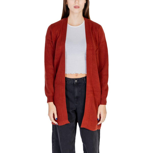 Vero Moda red viscose cardigan for women, fall/winter collection, made of 52% viscose, 28% polyester, and 20% nylon.