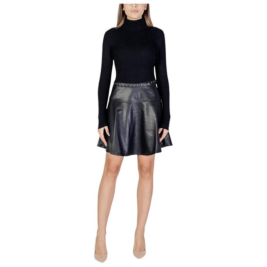 Woman wearing a Morgan De Toi black viscose dress from the Fall/Winter collection, composed of 71% viscose and 29% polyamide.