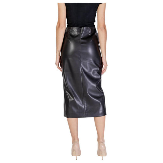 Alt Tag: ICHI black polyester skirt for women, fall/winter collection, featuring sleek design and high-quality polyester fabric.