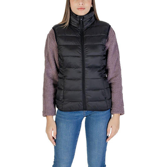 Woman wearing B.Young black nylon jacket, fall/winter collection, featuring a zip-front design and 100% nylon composition.