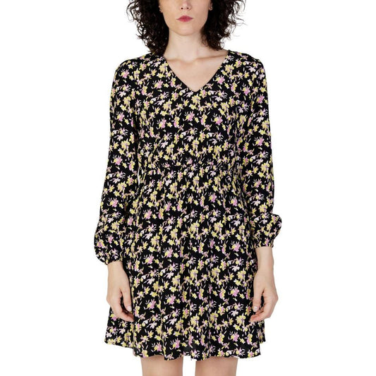 Woman wearing Jacqueline De Yong black viscose dress with floral print, short length, perfect for autumn/winter collection.