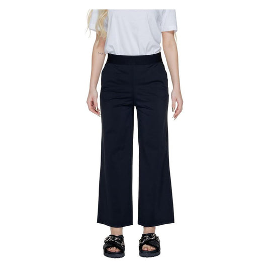 Woman wearing Street One black polyamide palazzo pants, ideal for spring/summer collection with 75% polyamide and 25% elastene.