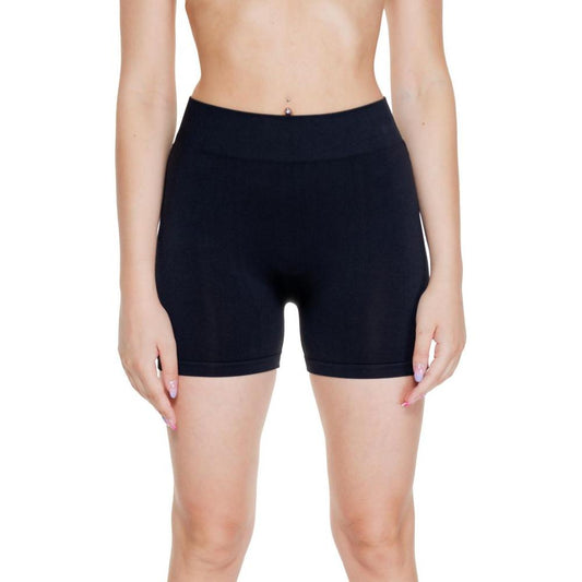 Woman wearing Vero Moda black polyamide shorts, spring/summer collection, comfortable fit with 93% polyamide and 7% elastene.
