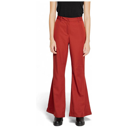 Woman wearing Vero Moda red polyester flare pants, fall/winter collection, front view.