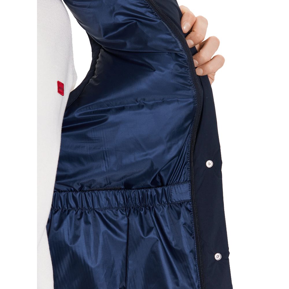 Front view with bag zipped and handles upright.