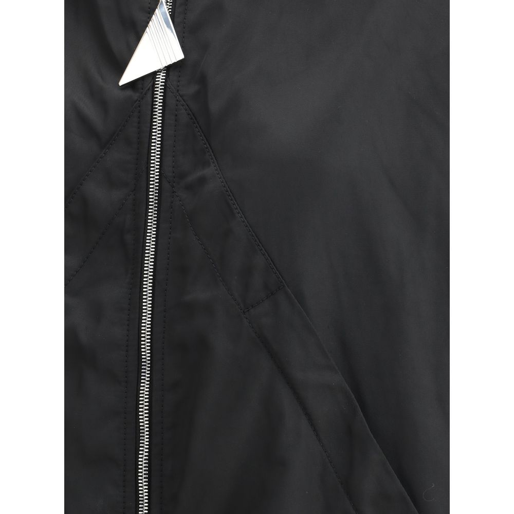 Front view with bag zipped and handles upright.