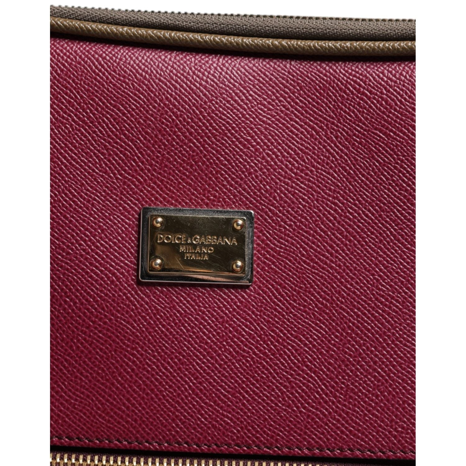 Front view with bag zipped and handles upright.