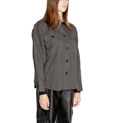 Jacqueline De Yong Black Recycled Cotton Blouse with long sleeves and loose fit for casual modern look