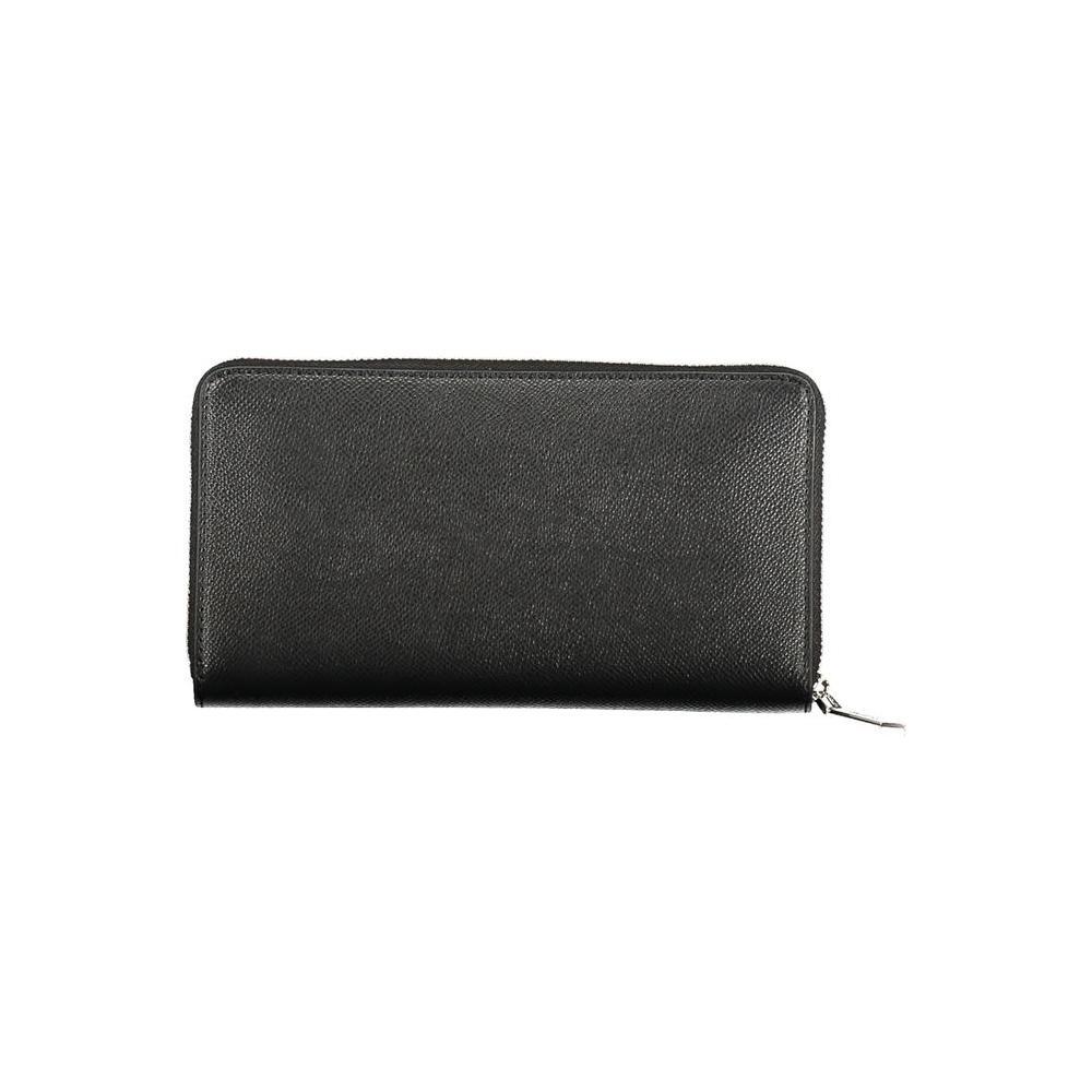 Front view with bag zipped and handles upright.