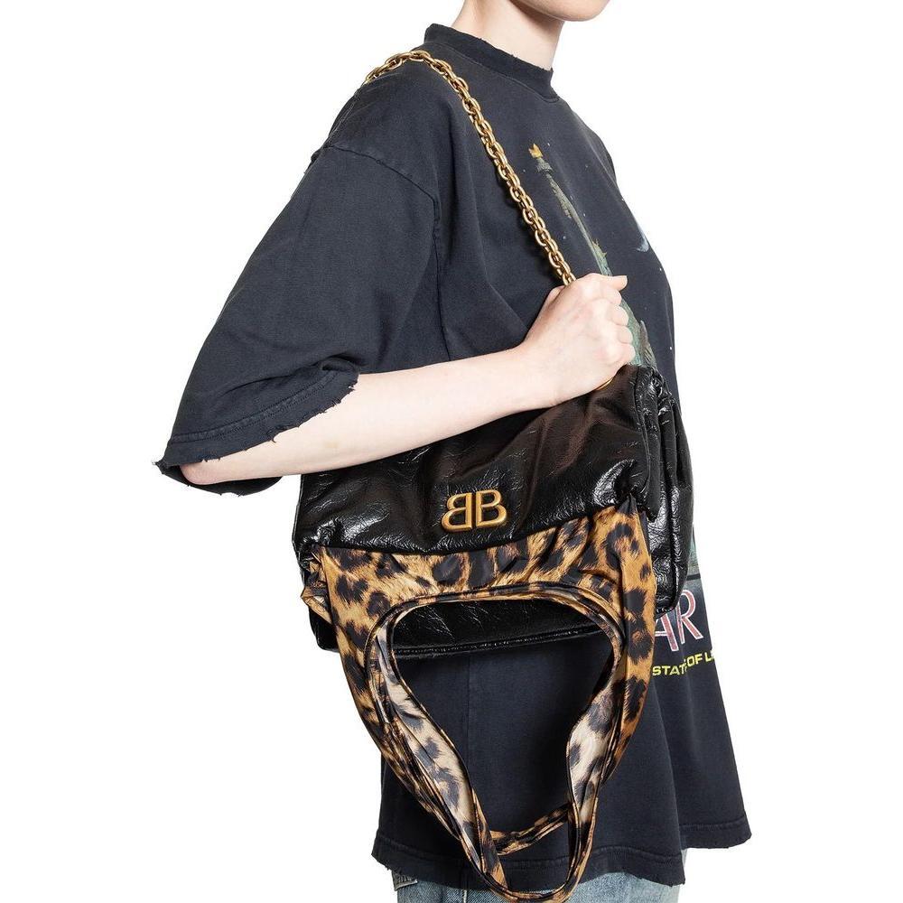 Front view with bag zipped and handles upright.