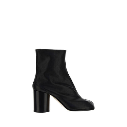 Margiela Black Lamb Ovis Aries Aries Ankle Boots with split toe and cylindrical heel, iconic avant-garde fashion
