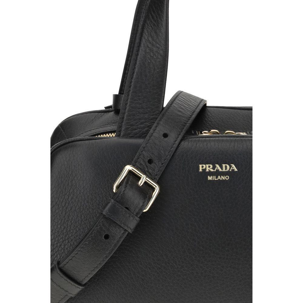 Front view with bag zipped and handles upright.