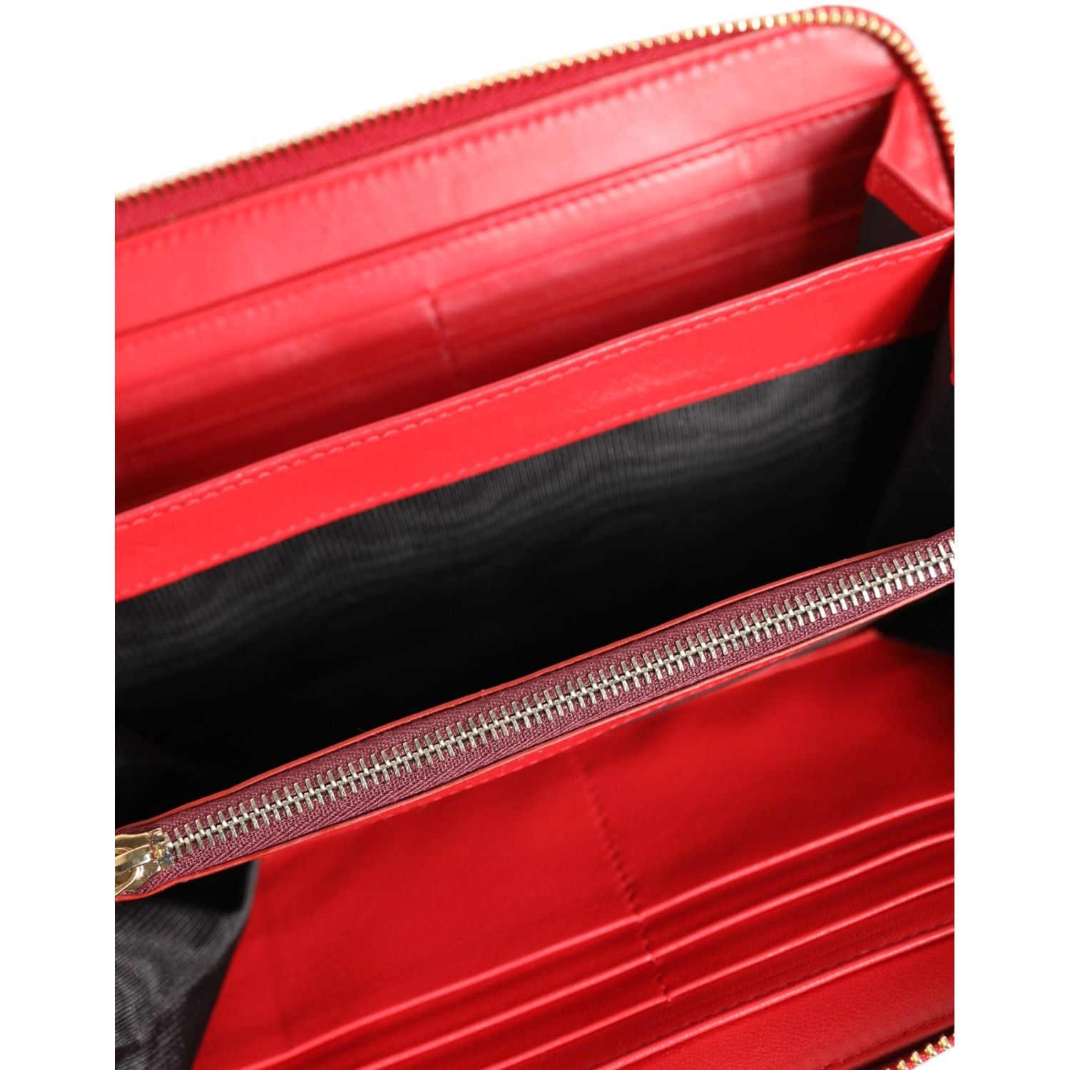 Front view with bag zipped and handles upright.