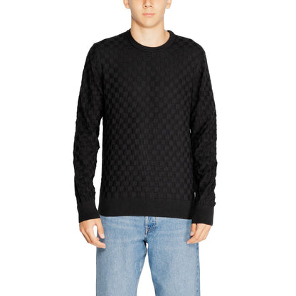 Calvin Klein Black Organic Cotton Sweatshirt with basket weave pattern and crew neck style, model K10K113747, on male mannequin