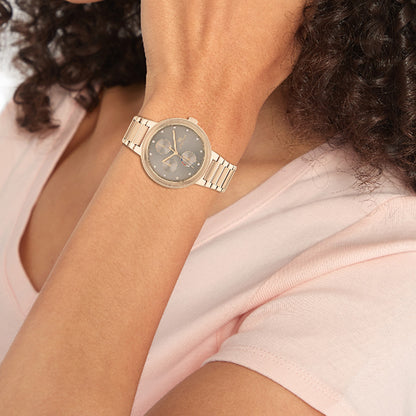 Lady wearing TOMMY HILFIGER Mod. 1782533 quartz analog watch with gold bracelet.