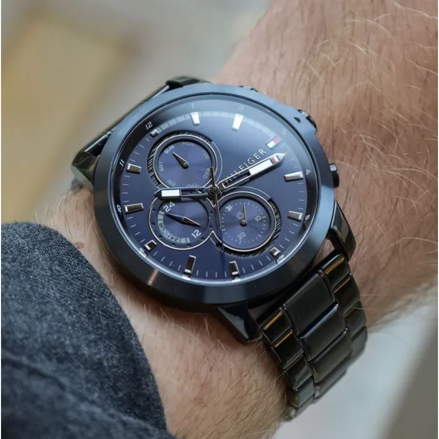 TOMMY HILFIGER Mod. 1792049 quartz analog gent's watch on wrist, 46mm case, mineral dial, 24-hour function, stainless steel bracelet