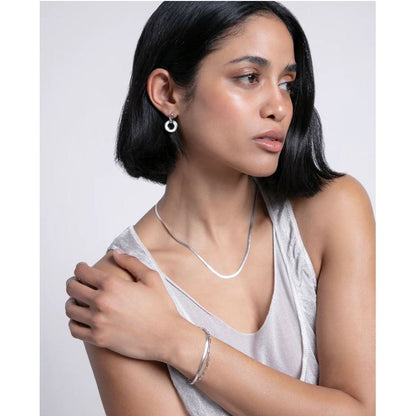 Woman wearing elegant silver accessories showcasing Viceroy Jewels Mod. 13200E000-90 earrings, necklace, and bracelet.