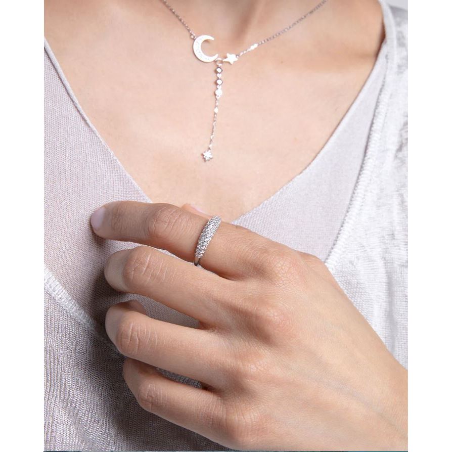 Elegant lady wearing VICEROY JEWELS Mod. 9125A018-30 ring and silver necklace, showcasing the jewelry's design and style.