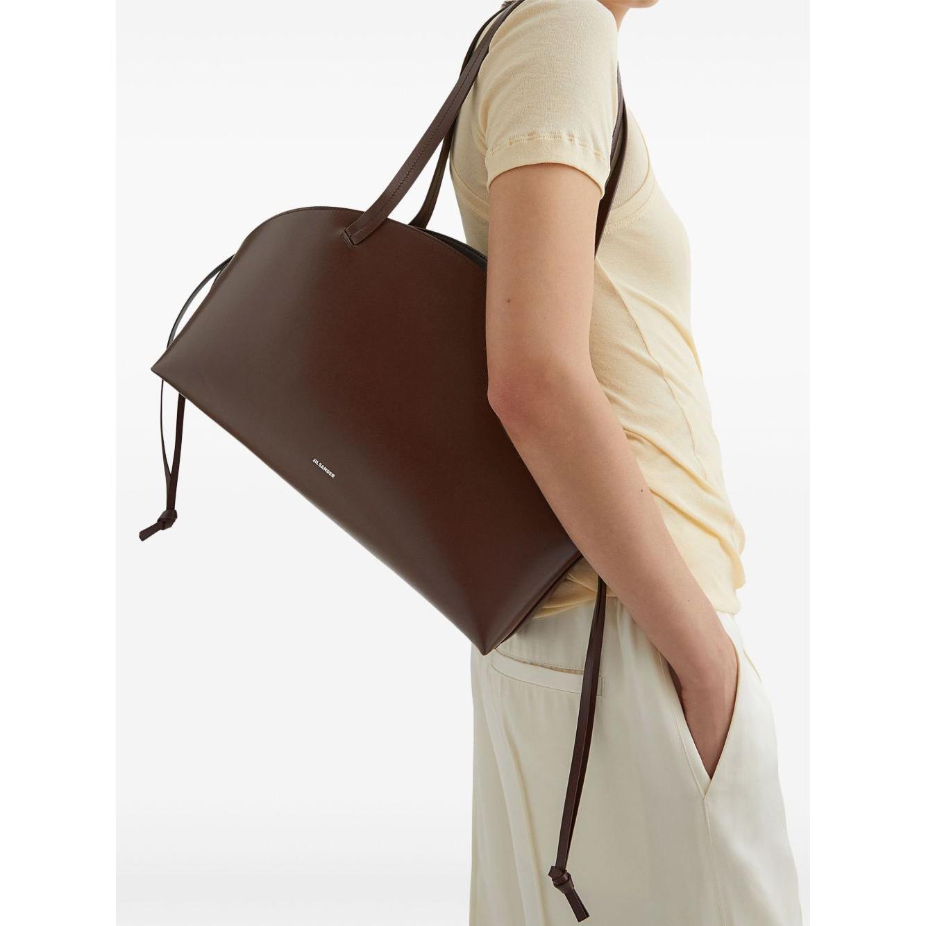 Front view with bag zipped and handles upright.