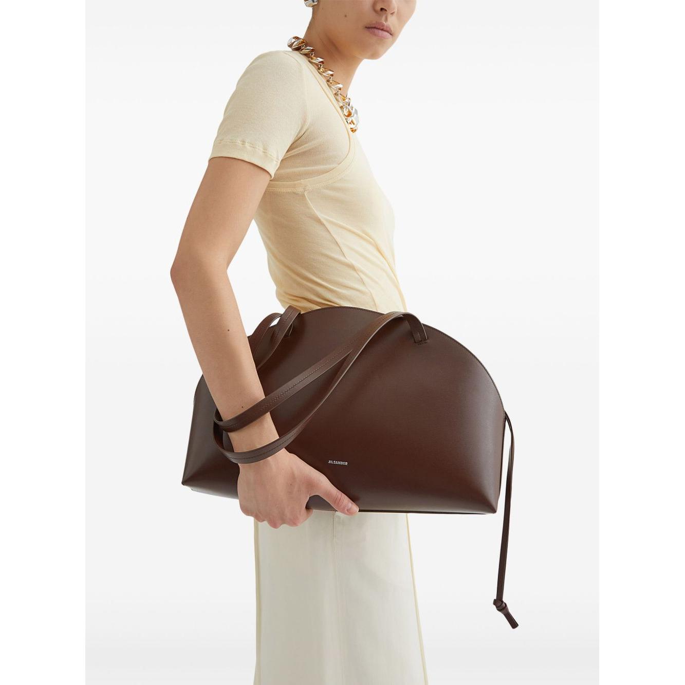 Front view with bag zipped and handles upright.